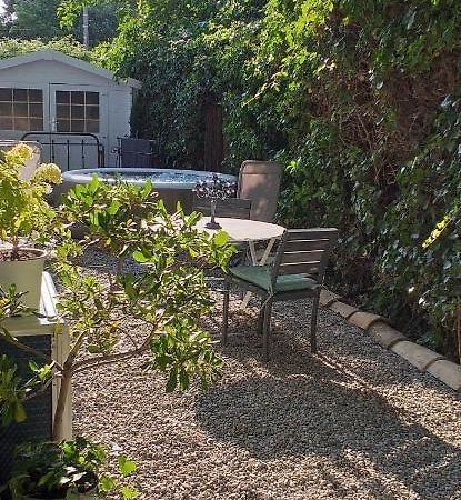 فندق Le Petit Jardin ... LʼIsle-sur-la-Sorgue المظهر الخارجي الصورة