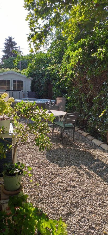 فندق Le Petit Jardin ... LʼIsle-sur-la-Sorgue المظهر الخارجي الصورة