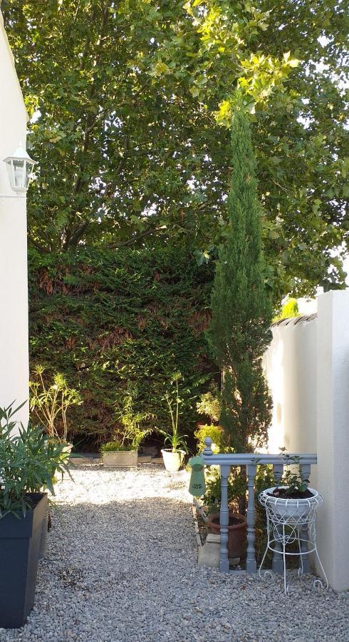 فندق Le Petit Jardin ... LʼIsle-sur-la-Sorgue المظهر الخارجي الصورة